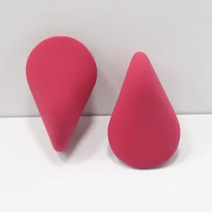 Vista macro delle spugnette per trucco magenta a forma di ventaglio e a goccia per viso
