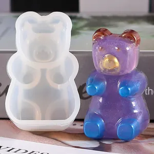 Primer plano del molde de silicona para ositos de goma y un oso de resina con purpurina