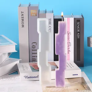 Vue détaillée du moule en silicone géométrique irrégulier et de la bougie parfumée violette