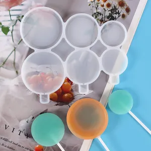 Détail du moule à sucettes en silicone à 6 cavités avec échantillons de bonbons.