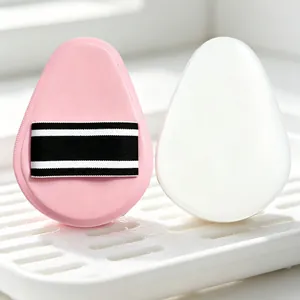 Detail van de grote roze en witte spons voor het aanbrengen van bodylotion op tray