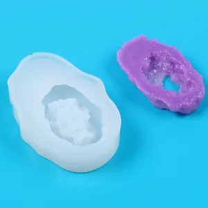 Detailansicht der DIY-Kristall-Geoden-Silikonform mit einem fertigen lila Harz-Cluster