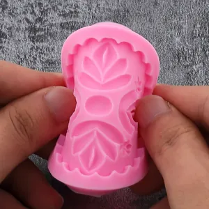 Primer plano de molde de silicona flexible con diseño de hoja para repostería