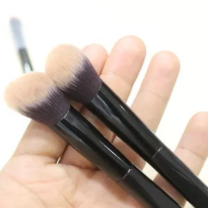 Primo piano di pennelli da fard sintetici angolati per un trucco naturale