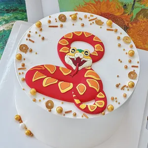 Detailweergave van rode dierenriem slang taarttopper met gouden parelversieringen