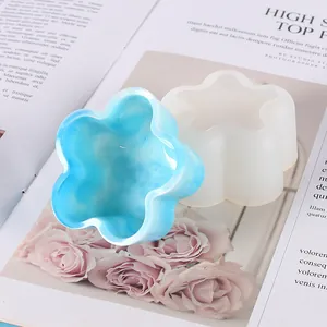 Stervormige siliconen hars mal getoond met een blauw gemarmerde afgewerkte schaal