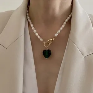 Elegante collana di perle barocche naturali con ciondolo a cuore verde e chiusura a levetta