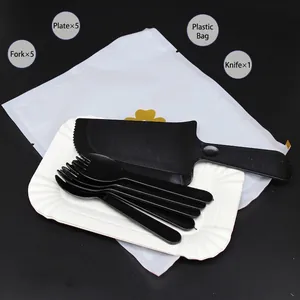 Vue détaillée d'un ensemble de couverts à gâteau jetables : couteau, 5 fourchettes et 5 assiettes