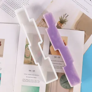 Moule en silicone géométrique irrégulier pour bougie longue avec pièce en cire violette
