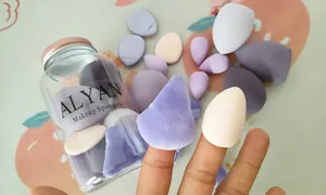 Vista detallada del set de 16 esponjas de maquillaje con bote y borlas suaves