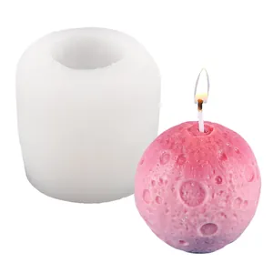 Stampo in silicone per candela luna con trama a cratere e campione finito