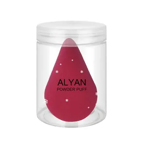 Grande spugna per trucco magenta conservata in un barattolo di plastica cilindrico.