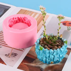 Gros plan d'un moule en silicone rose avec texture de grotte de cristal pour pots