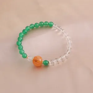 Elegantes Naturkristall-Armband mit grünen Achatperlen und einem orangefarbenen Kürbis