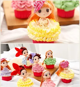 Detail view showing ruffled icing skirt effect created with Korean style piping tips