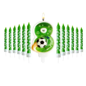 Detalle de vela número 8 y velas de lápiz con motivos de fútbol niños