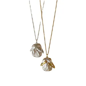 Collana minimalista con perle barocche e ciondolo a forma di braccia che abbracciano