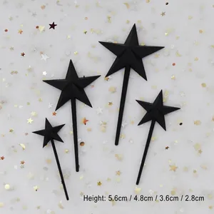 Détail montrant quatre tailles de toppers de gâteau en étoile noire 3D pour la pâtisserie