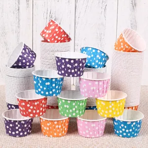 Piles de caissettes en papier à pois colorés pour la cuisson de muffins et de desserts