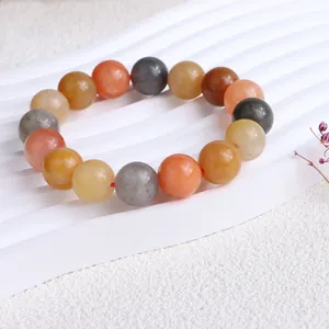 Detailansicht eines bunten Armbands aus Jinsiyu-Natursteinen auf einem weißen Ständer