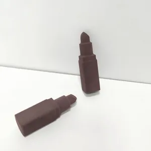 Vista dettagliata di spugnette per trucco a forma di rossetto per l'applicazione.