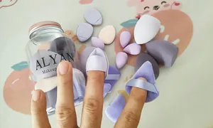 Vista detallada del juego de 16 esponjas de maquillaje con mini borlas y frasco