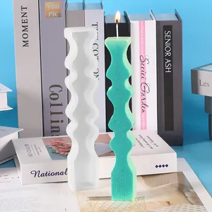 Vue détaillée du moule en silicone géométrique et de la bougie ondulée verte finie