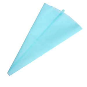 Dettaglio di una sac à poche in silicone azzurro riutilizzabile per decorare torte