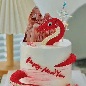 Décoration de gâteau serpent rouge avec bannière Happy New Year pour fêtes 2025