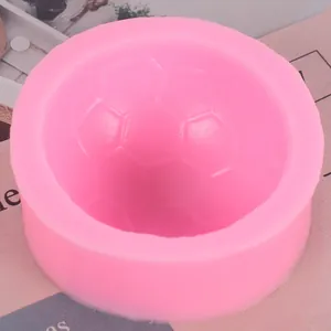 Vista dettagliata dello stampo in silicone rosa a forma di pallone da calcio per dolci