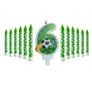 Vista detallada de vela número 6 y velas de lápiz con tema de fútbol para cumpleaños