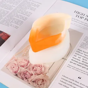 Detailopname van bladvormige siliconen gietvorm met oranje hars eindproduct.