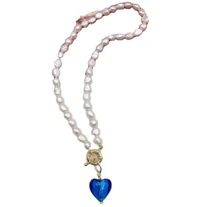 Collana di perle naturali barocche con un ciondolo a forma di cuore blu intenso in vetro