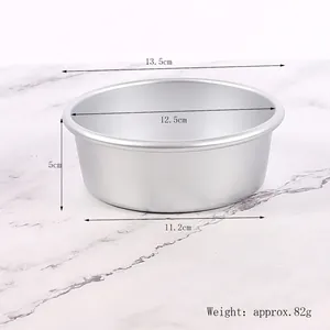 Close-up van een ronde aluminium cakevorm met afmetingen 12,5 cm en 5 cm hoogte