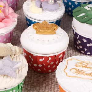 Vue détaillée de cupcakes décoratifs dans des caissettes en papier à pois colorés
