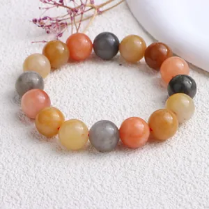 Mehrfarbiges Armband aus natürlicher Xinjiang Golden Silk Jade auf weißem Untergrund.