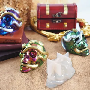 Detailansicht der DIY-Silikonform Totenkopf-Schlange mit schillernden Harz-Ergebnissen.