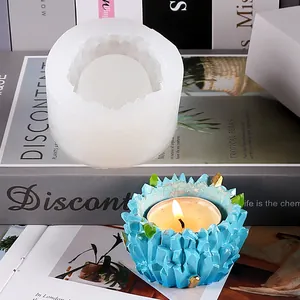 Vue détaillée du moule en silicone cristal avec un bougeoir bleu fini et allumé