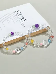 Détail de bracelets en perles de cristal avec breloque étoile et perles colorées