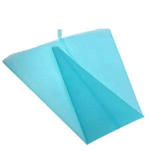 Dettaglio sac à poche in silicone blu alimentare per decorazione dolci professionale.