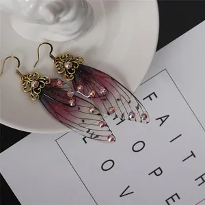 Elegante lange Brautohrringe mit Schmetterlingsflügeln in Violett und Strasssteinen