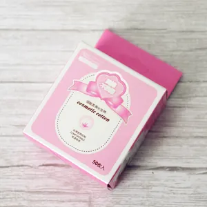 Detailaufnahme der 50er-Packung rosa Einweg-Kosmetikpads für die tägliche Hautpflege