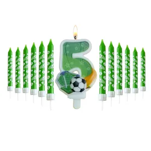 Set de velas de cumpleaños de fútbol número 5 con 12 velas de lápiz verdes a juego