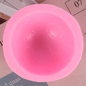Dettaglio di uno stampo in silicone rosa a forma di pallone da calcio con trama interna