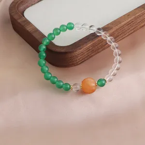 Detailansicht eines Armbands aus grünem Achat und Bergkristall mit Kürbisperle