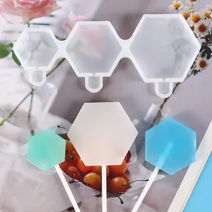 Gros plan sur le moule à sucettes hexagonal en silicone avec bonbons colorés