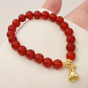 Nahaufnahme des Armbands aus natürlichen roten Achatperlen mit goldenem Anhänger