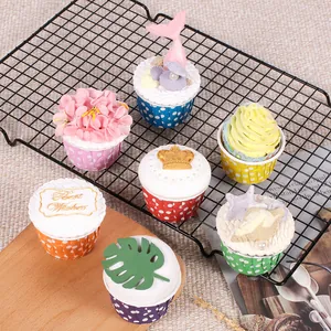 Vue détaillée de caissettes à cupcakes à pois colorés avec friandises sur grille