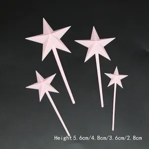 Lot de quatre cake toppers étoiles 3D roses de différentes hauteurs pour anniversaire