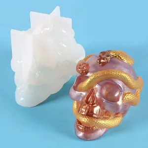 Schädel-Silikonform mit Schlangen und fertigem Harzmodell mit Perlmuttglanz.